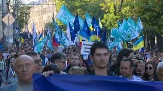 Thousands protest Russia's Ukraine policy