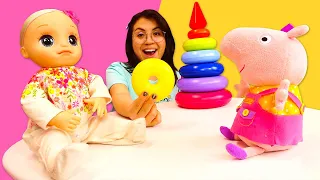 ¡Construimos una pirámide de aros de colores con Alive! Juegos para bebés. La muñeca bebé Alive.