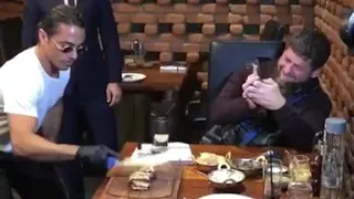 Salt Bae кормит Кадырова с ножа