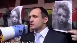 Побиття Чорновол сколихнуло Українців Активісти Євромайдану пікетували Міністерство внутрішніх справ