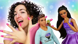 La bambola Barbie apre un salone di bellezza. Giochi del parrucchiere per bambine e per ragazze