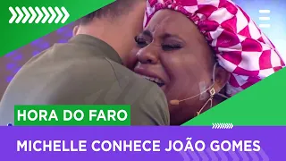 Tiktoker Michelle Muniz emociona-se ao conhecer João Gomes no 'Hora do Faro'