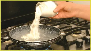 Pour flour into boiling water I do not get tired in preparing it the easiest and tastiest recipe