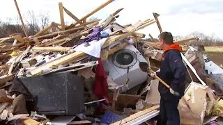 Residents return to tornado-damaged homes in Illinois