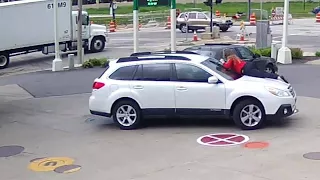 Woman fights carjacking attempt