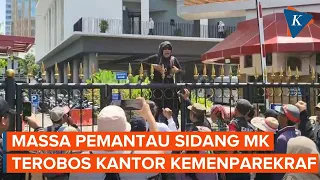 Massa Pemantau Sidang MK Terobos Gedung Kemenparekraf, Panjat Pagar untuk Shalat