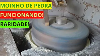 Moinho de pedra movido a água, funcionando...