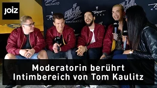 Moderatorin berührt Toms Intimbereich (2/5)