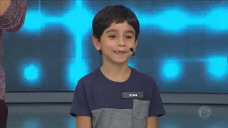 Menino gênio de sete anos mostra habilidades e impressiona Rodrigo Faro