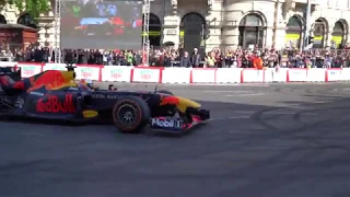 HANGOS! F1 gumi füstölés Budapesten Max Verstappentől a Nagy Futam 2019 során az Erzsébet téren