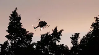 Helicóptero sobre vuela la ciudad a baja altura