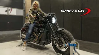 On passe au banc l'énorme HARLEY de ma mère !