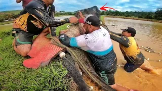 O MAIOR PEIXE DE ESCAMAS DO RIO, IMPRESSIONANTE O TAMANHO E A FORÇA DESSE MONSTRO! Pescaria.