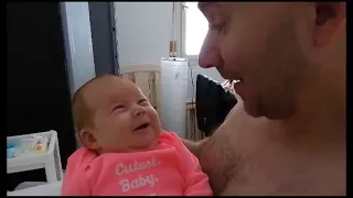 baby first contact smile - ребенок улыбается родителям