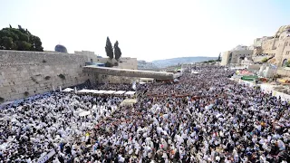 Thousands Gather at Western Wall for Birchas Kohanim | אלפים השתתפו - ברכת הכהנים בכותל המערבי