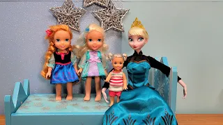 Ice powers ! Elsa & Anna toddlers decorate Elsa's room - surprise - Barbie dolls