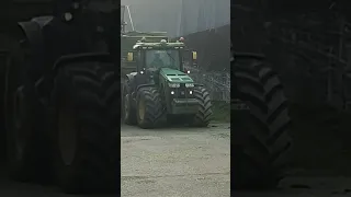 John Deere 8335R na silažnej jame 4