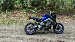 Yamaha MT09 green lane . fun in the sun