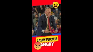 Sarunas Jasikevicius going nuts with Rokas Jokubaitis