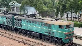 Diesel locomotive 2TE10V-4060 with commuter train / Тепловоз 2ТЭ10В-4060 с пригородным поездом.
