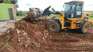 PÁ CARREGADEIRA JCB 426ZX TIRANDO ALICERCE DE CASA PRA ABRIR RUA EM BAIRRO