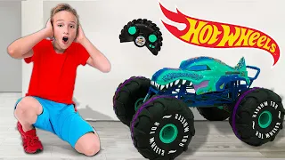 Vlad và Chris học cách chia sẻ đồ chơi chơi với xe tải quái vật Hot Wheels RC