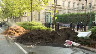 Unhappy farmers dump manure outside prefecture in Nimes | AFP