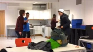 Alle dansar og kosar seg og spiser mat på skolen