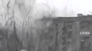 Ополченцы обстреливают жилые дома прямой наводкой  Донбасс