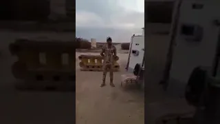 ضابط عراقي يعاقب منتسب بسبب الببجي