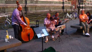 Street musicians in Florence playing Ennio Morricone - Chi Mai