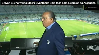 Galvão Bueno vendo Messi levantando uma taça com a camisa da Argentina.