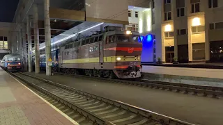 Отправление «ЧС4Т» с пассажирскими вагонами со станции «Минск-Пассажирский» #ржд #поезд #минск