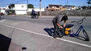 Triciclo com motor estacionario.