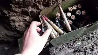 Повреждённый короб с лентой к пулемёту ДШК осколками 82 милиметровой мины