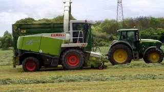 Claas Jaguar 850 Picking Up Silage