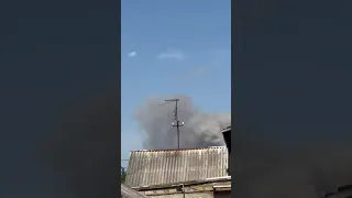 Еще кадры дыма от взрывов в Крыму, как сообщается, в районе поселка Октябрьское