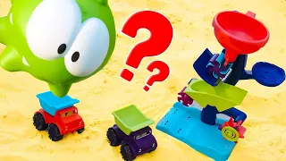¿Qué sorpresa llevan los camiones para Om Nom? Videos de juguetes para niños y juegos con arena