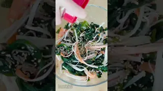 This easy seaweed salad recipe is so addicting