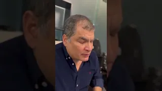 Rafael Correa Cantando