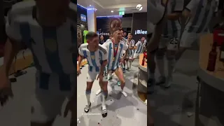 "UN MINUTO DE SILENCIO": el alocado festejo de ARGENTINA en el VESTUARIO tras ser CAMPEÓN del MUNDO