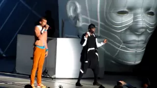 Will.I.Am & Stromae - Papaoutai - Live Surprise @ Paris Bercy #WillPowerTour 16.12.2013 HD