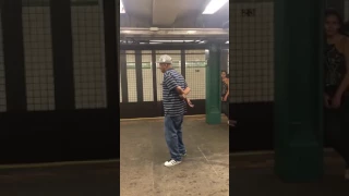 Canta all'improvviso sotto la metro e lascia tutti a bocca aperta!