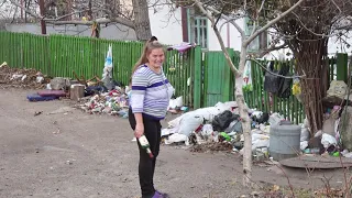 Мадам "Плюшкина" из Днепра грозилась бросить в журналистов камень