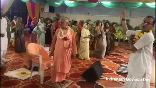 H.H Nava Yogendra Swami  Maharaj Ji dancing in Mangla Aarti surat | Hare Krishna Kirtan | ISKCON
