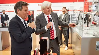 Bundesminister Dr. Robert Habeck bei Beckhoff Automation