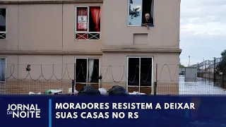 Moradores ilhados ignoram voluntários e recusam deixar casa em Porto Alegre