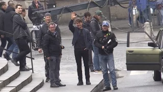 Tom Cruise in a good mood, waving the fans on set of Mission Impossible 6