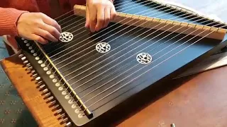 沧海一声笑—一古筝练指器 Chinese zither — Guzheng finger trainer. A Guzheng beginner.
