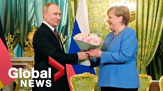 Putin welcomes Merkel with flowers during meeting in Moscow